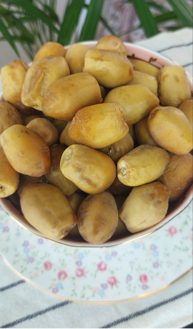 زاهدی آلترا جز دسته خرماهای خشک و بدون شیره می باشد.