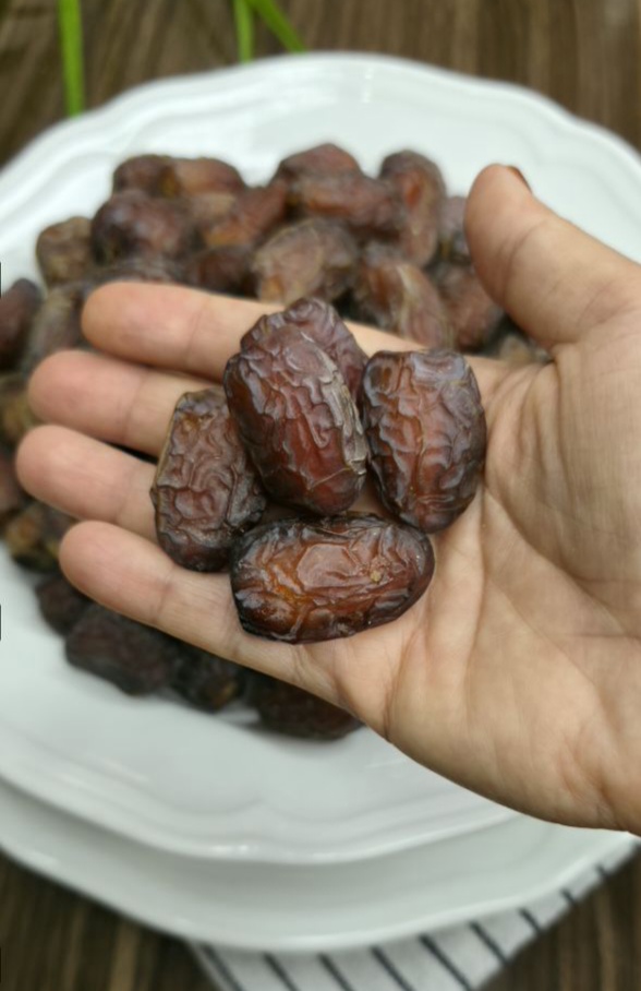 خرمای آجیلی بریمی بوشهر، محصول برداشت امسال، با طعم شیرین و بافت طبیعی؛ انتخابی مناسب برای مصرف روزانه، پذیرایی و همراهی با چای و انواع مغزیجات. اگر به دنبال خرمایی خوش‌طعم برای مصرف خانواده یا خرید در حجم بالا هستید، خرمای آجیلی بریمی می‌تواند انتخاب مناسبی باشد.